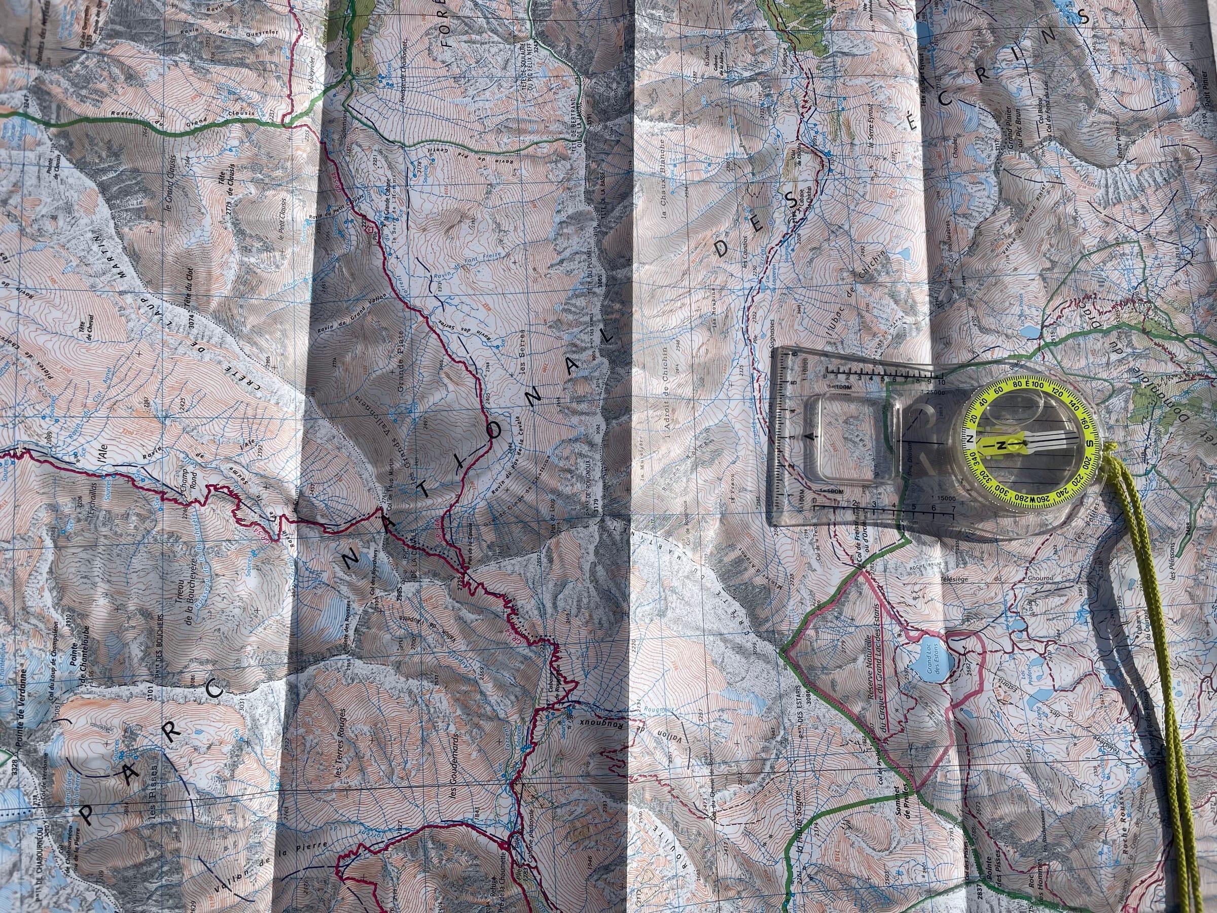 Lecture de carte en montagne